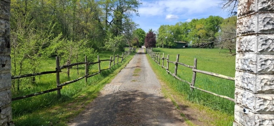 Photos 3 - Équestre - THENON (24)A vendre, Propriété composée de deux maisons sur 5.5 ha de prés (possibilité haras) et de bois