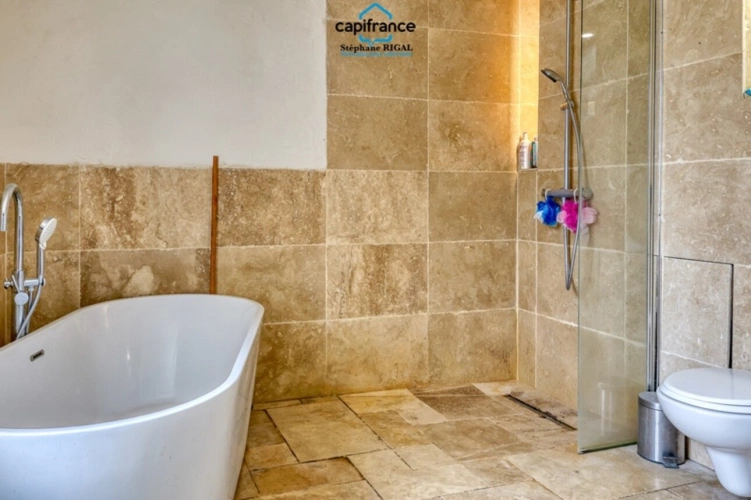 Photos 17 - Touristique - Propriete à vendre 11 pièces MONSEGUR (47) Propriété avec maison et maison d'amis de 260m2 habitables sur 12 757m² de terrain - 2 piscines