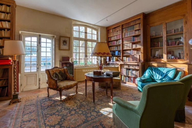 Photos 11 - Viticole - Près de Saint-Emilion - Exceptionnel domaine viticole comprenant un Château historique entouré de 111 ha dont 7 ha de vignes, parc avec piscine et tennis