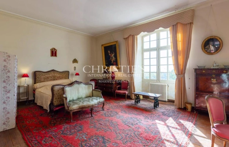 Photos 14 - Viticole - Près de Saint-Emilion - Exceptionnel domaine viticole comprenant un Château historique entouré de 111 ha dont 7 ha de vignes, parc avec piscine et tennis