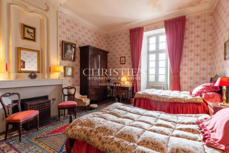 Photos 16 - Viticole - Près de Saint-Emilion - Exceptionnel domaine viticole comprenant un Château historique entouré de 111 ha dont 7 ha de vignes, parc avec piscine et tennis