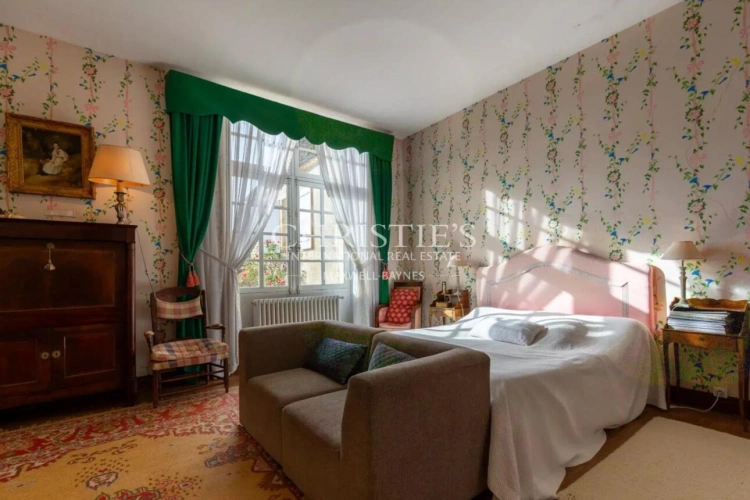 Photos 17 - Viticole - Près de Saint-Emilion - Exceptionnel domaine viticole comprenant un Château historique entouré de 111 ha dont 7 ha de vignes, parc avec piscine et tennis