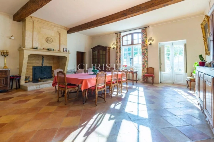 Photos 19 - Viticole - Près de Saint-Emilion - Exceptionnel domaine viticole comprenant un Château historique entouré de 111 ha dont 7 ha de vignes, parc avec piscine et tennis