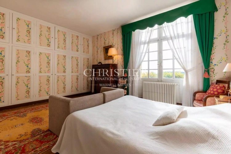 Photos 27 - Viticole - Près de Saint-Emilion - Exceptionnel domaine viticole comprenant un Château historique entouré de 111 ha dont 7 ha de vignes, parc avec piscine et tennis