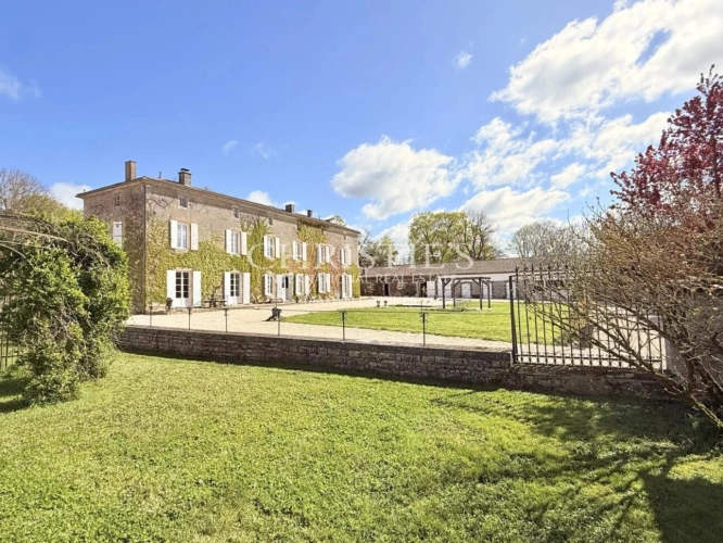 Photos 1 - Prestige - Propriété de caractère avec piscine, dépendances et terrain clos