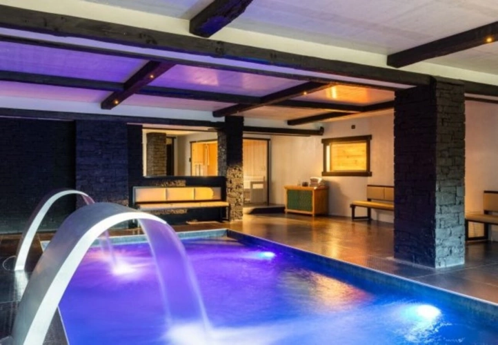 Photos 6 - Prestige - ENSEMBLE ALPIN ULTRA-PREMIUM de 3 400 m² à TIGNES (73) 5 Chalets haut de gamme , accès ski au pied, vue, piscine
