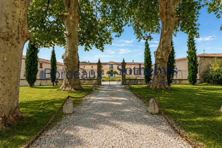 Photos 1 - Prestige - BORDEAUX 35MN - SOMPTUEUSE CHARTREUSE XVIII° ET SA PROPRIÉTÉ DU XV° - 4,5 HECTARES - DÉPENDANCES