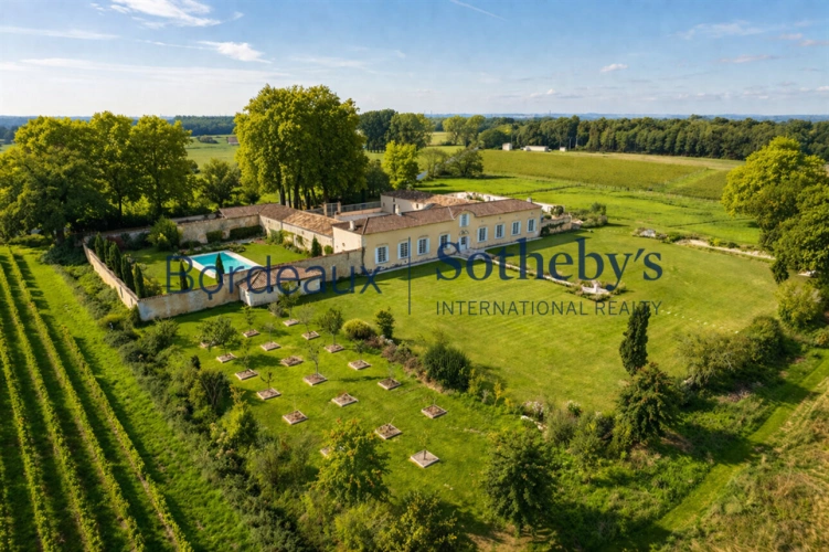 Photos 3 - Prestige - BORDEAUX 35MN - SOMPTUEUSE CHARTREUSE XVIII° ET SA PROPRIÉTÉ DU XV° - 4,5 HECTARES - DÉPENDANCES