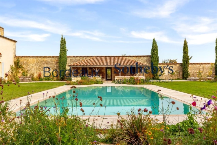 Photos 4 - Prestige - BORDEAUX 35MN - SOMPTUEUSE CHARTREUSE XVIII° ET SA PROPRIÉTÉ DU XV° - 4,5 HECTARES - DÉPENDANCES