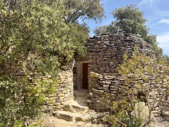 Photos 6 - Prestige - Propriete à vendre : Exceptionnel ensemble de Bories au cœur du Luberon, à Gordes (84) 3 suites, piscine