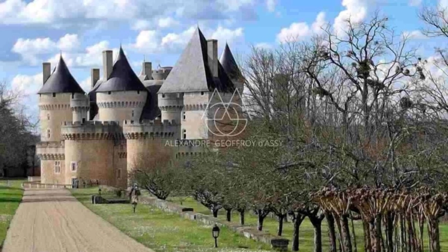 Photos 1 - Prestige - Situé au cœur de 15,5 hectares de terres somptueuses, cette majestueuse propriété du XVe siècle, entièrement rénovée, combine histoire, élégance et fonctionnalité
