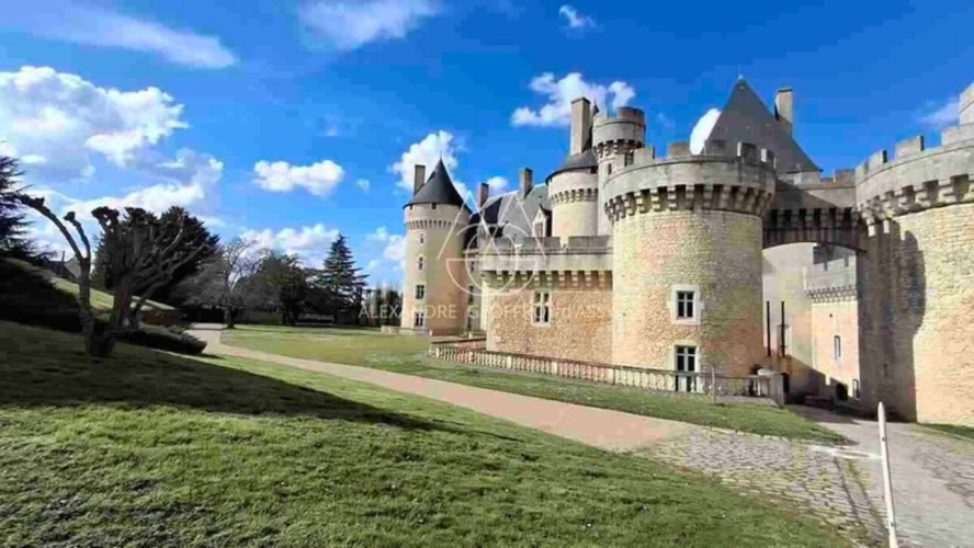 Photos 2 - Prestige - Situé au cœur de 15,5 hectares de terres somptueuses, cette majestueuse propriété du XVe siècle, entièrement rénovée, combine histoire, élégance et fonctionnalité