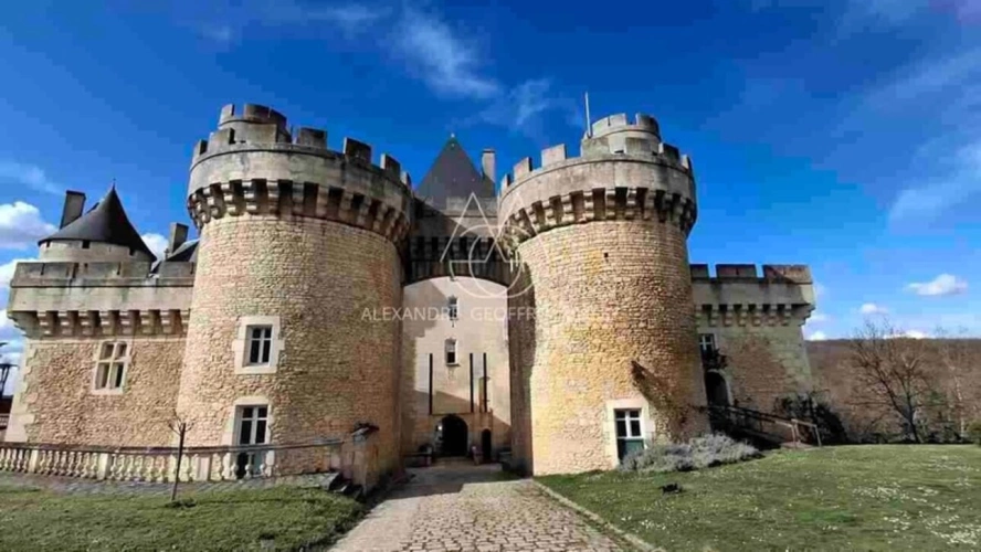 Photos 3 - Prestige - Situé au cœur de 15,5 hectares de terres somptueuses, cette majestueuse propriété du XVe siècle, entièrement rénovée, combine histoire, élégance et fonctionnalité