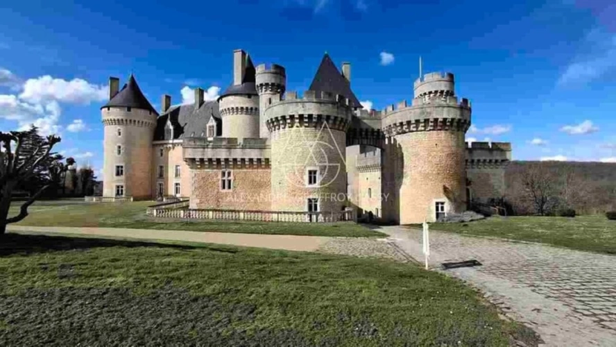 Photos 4 - Prestige - Situé au cœur de 15,5 hectares de terres somptueuses, cette majestueuse propriété du XVe siècle, entièrement rénovée, combine histoire, élégance et fonctionnalité