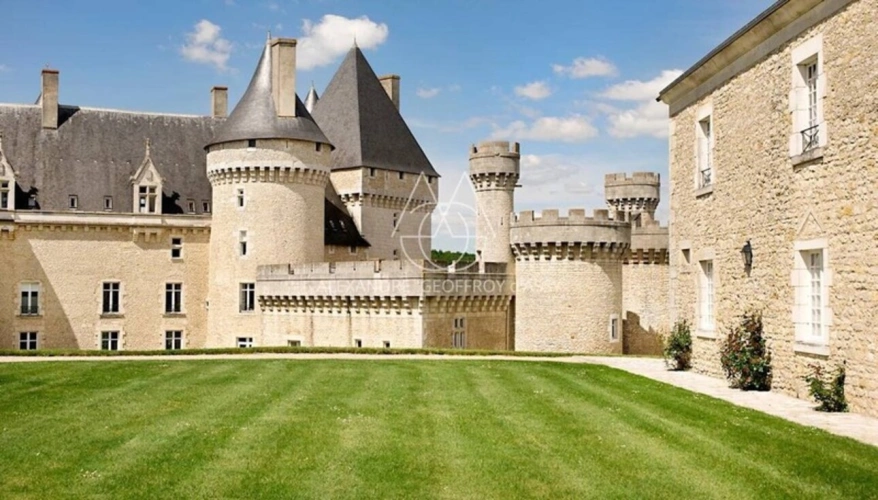 Photos 6 - Prestige - Situé au cœur de 15,5 hectares de terres somptueuses, cette majestueuse propriété du XVe siècle, entièrement rénovée, combine histoire, élégance et fonctionnalité