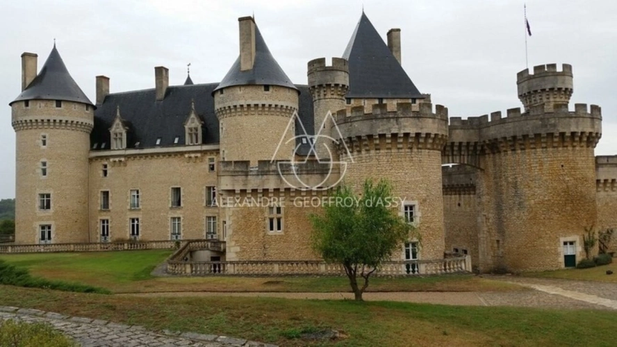 Photos 12 - Prestige - Situé au cœur de 15,5 hectares de terres somptueuses, cette majestueuse propriété du XVe siècle, entièrement rénovée, combine histoire, élégance et fonctionnalité