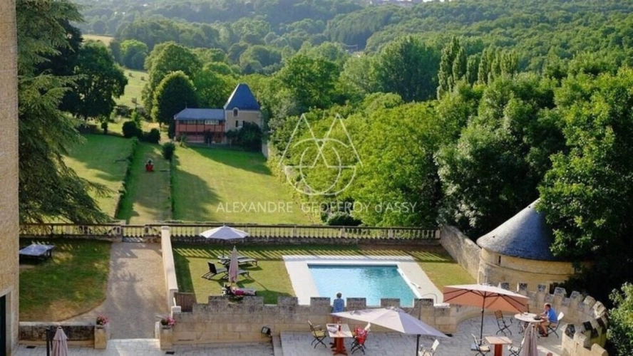 Photos 17 - Prestige - Situé au cœur de 15,5 hectares de terres somptueuses, cette majestueuse propriété du XVe siècle, entièrement rénovée, combine histoire, élégance et fonctionnalité
