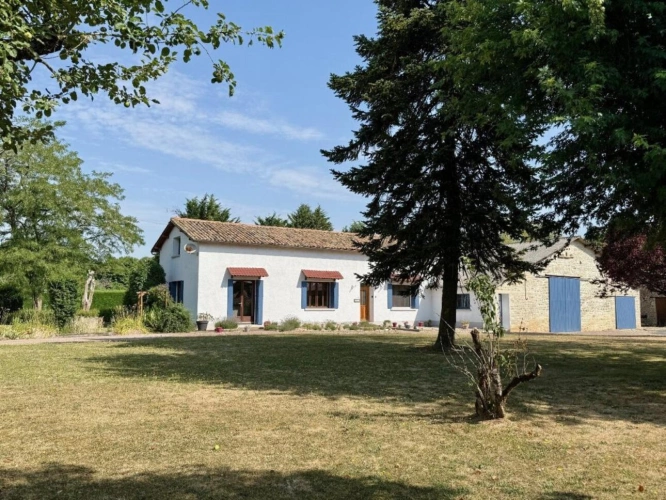 Photos 1 - Prestige - Charmante maison de village rénovée avec grange et jardins paysagers