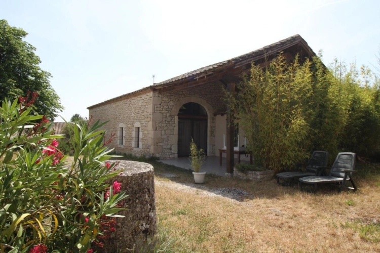 Photos 1 - Touristique - Ensemble en pierre avec gîte - Charme, potentiel et douceur de vie dans un village du Quercy Blanc