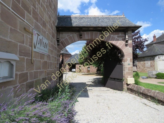 Photos 1 - Prestige - Belle demeure  d'un ancien Hotel dans le bourg de Varetz proche de Brive.et lA20