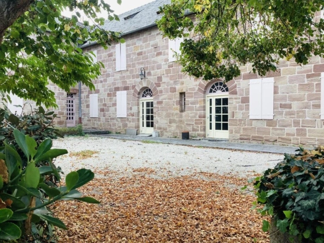 Photos 5 - Prestige - Belle demeure  d'un ancien Hotel dans le bourg de Varetz proche de Brive.et lA20