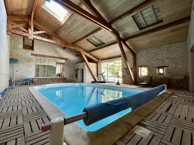 Photos 2 - Prestige - Magnifique Logis Ancien Rénové avec Piscine Intérieure, Court de Tennis et Jardins Clos de Murs