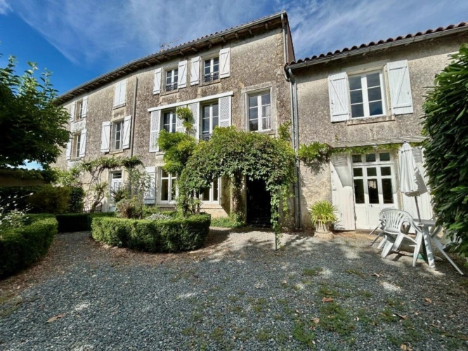 Photos 1 - Prestige - Élégante maison de ville au coeur du village historique de La Mothe-Saint-Héray