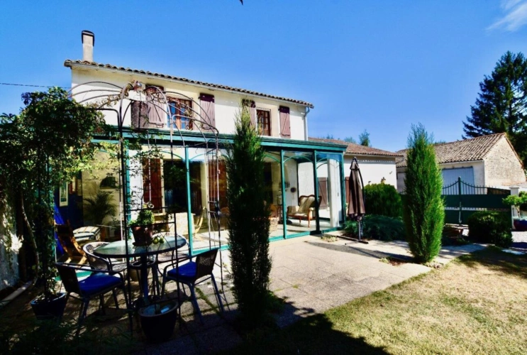 Photos 1 - Prestige - Propriété de village magnifiquement présentée avec jardins paysagers et piscine