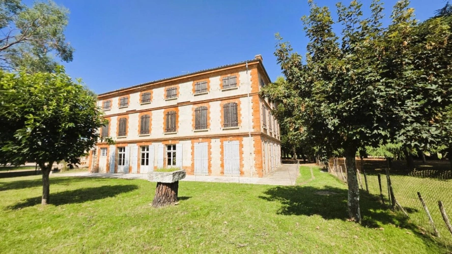 Photos 1 - Prestige - Domaine avec Maison de maître à restaurer et dépendances