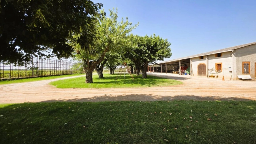 Photos 2 - Prestige - Domaine avec Maison de maître à restaurer et dépendances