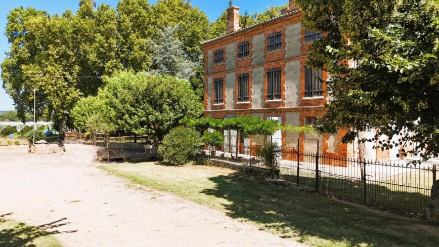 Photos 6 - Prestige - Domaine avec Maison de maître à restaurer et dépendances