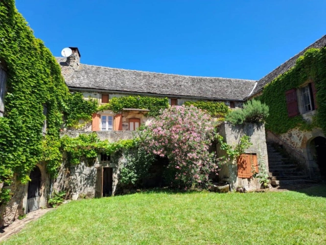 Photos 1 - Rurale - Corps de ferme en U à rénover - 500 m² et 2,4 ha - Proche de Najac, limite Tarn et Aveyron