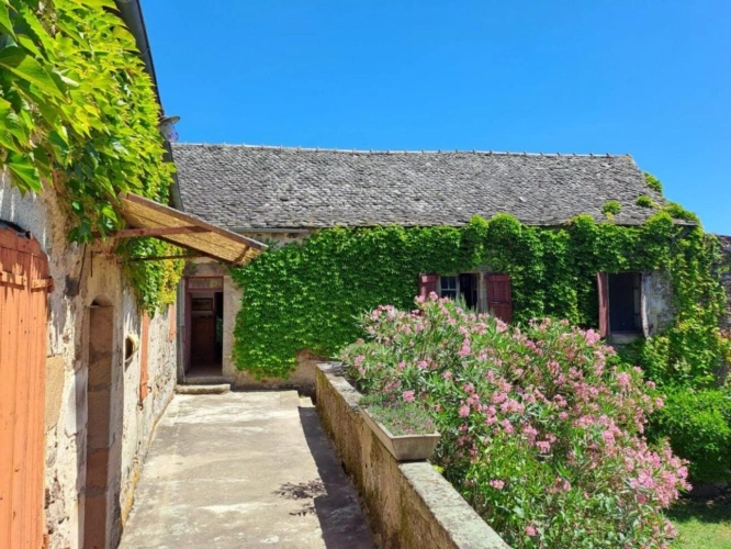 Photos 2 - Rurale - Corps de ferme en U à rénover - 500 m² et 2,4 ha - Proche de Najac, limite Tarn et Aveyron