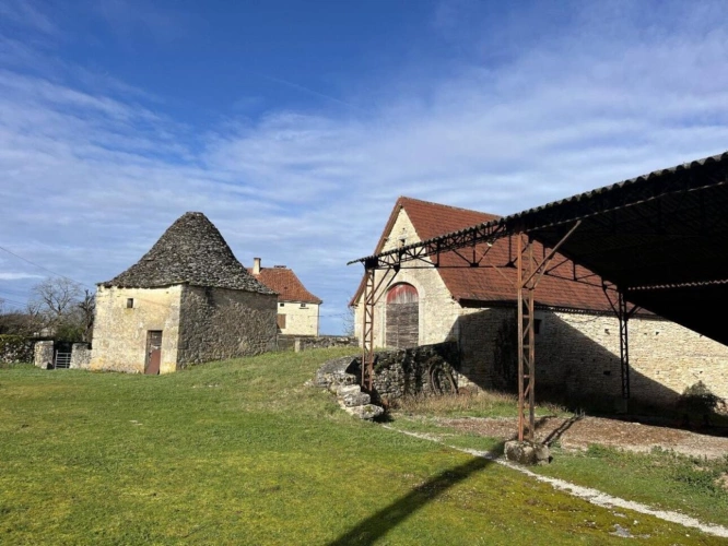 Photos 1 - Rurale - Ancien corps de ferme, + de 6ha, dépendances, ressources en eau naturelles