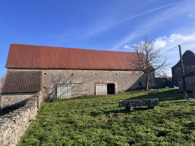 Photos 2 - Rurale - Ancien corps de ferme, + de 6ha, dépendances, ressources en eau naturelles