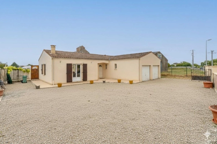 Photos 1 - Rurale - Plain-pied de trois chambres avec une commodité exceptionnelle et une vue sur la campagne