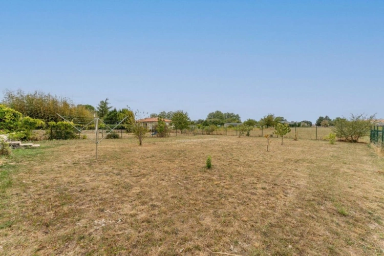 Photos 12 - Rurale - Plain-pied de trois chambres avec une commodité exceptionnelle et une vue sur la campagne