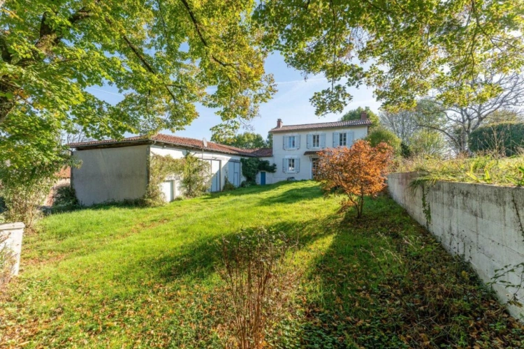 Photos 1 - Prestige - Roumazeries Loubert - Maison de deux chambres avec granges, possibilité de gîte, terrain et proche du lac