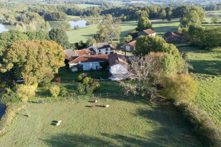 Photos 3 - Prestige - Roumazeries Loubert - Maison de deux chambres avec granges, possibilité de gîte, terrain et proche du lac