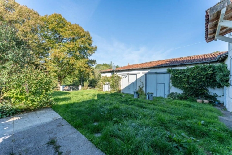 Photos 4 - Prestige - Roumazeries Loubert - Maison de deux chambres avec granges, possibilité de gîte, terrain et proche du lac