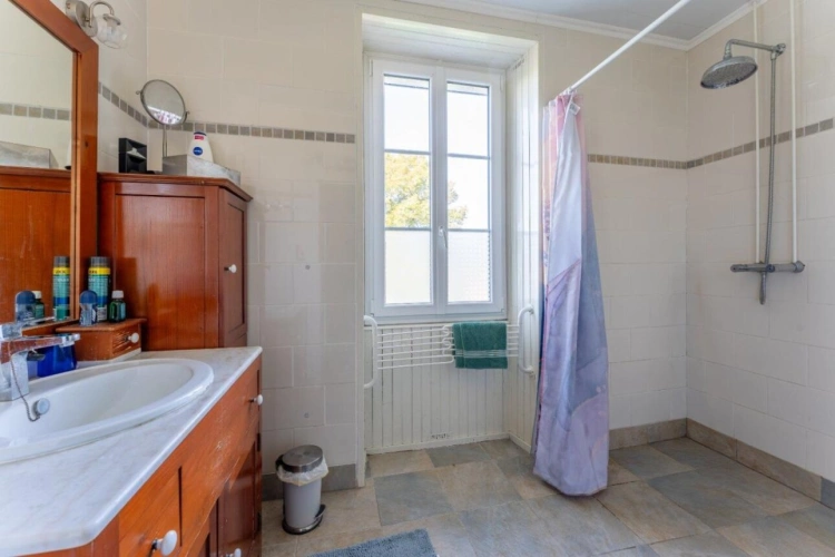 Photos 5 - Prestige - Roumazeries Loubert - Maison de deux chambres avec granges, possibilité de gîte, terrain et proche du lac