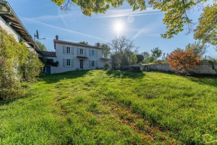 Photos 8 - Prestige - Roumazeries Loubert - Maison de deux chambres avec granges, possibilité de gîte, terrain et proche du lac