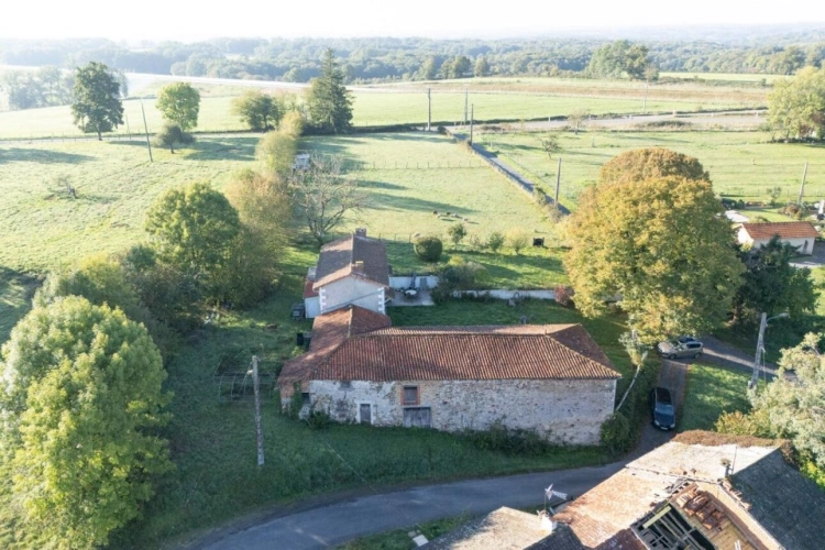 Photos 17 - Prestige - Roumazeries Loubert - Maison de deux chambres avec granges, possibilité de gîte, terrain et proche du lac