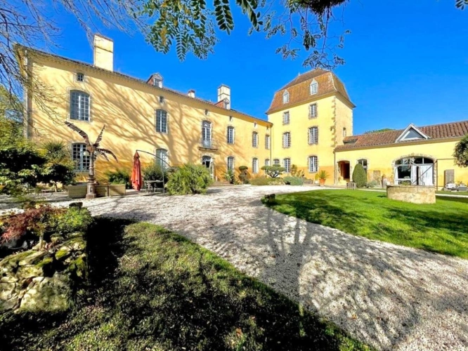Photos 1 - Prestige - Magnifique Château de 1600 m² avec Vue Imprenable sur les Pyrénées - Coeur du Gers