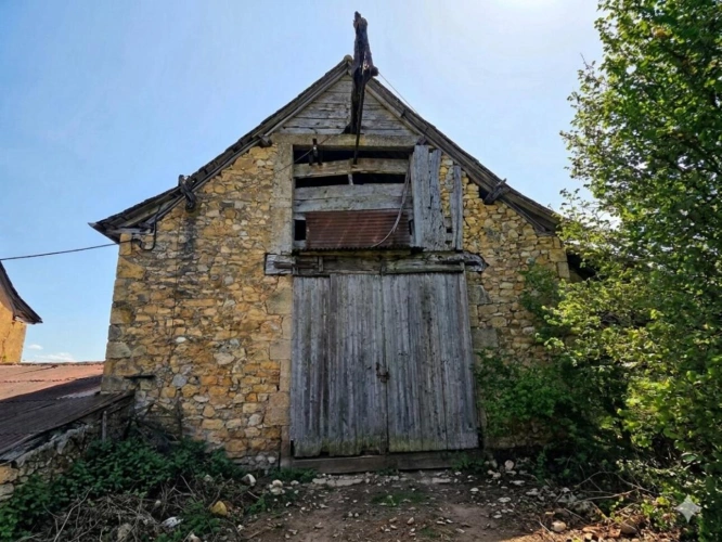Photos 16 - Équestre - Corps de ferme en pierres avec une vue campagne sur son terrain de près de 2 400m²