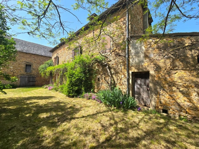 Photos 24 - Équestre - Corps de ferme en pierres avec une vue campagne sur son terrain de près de 2 400m²