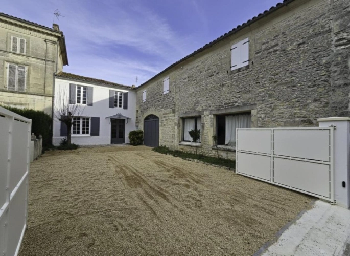 Photos 1 - Prestige - Propriété rénovée avec dépendance