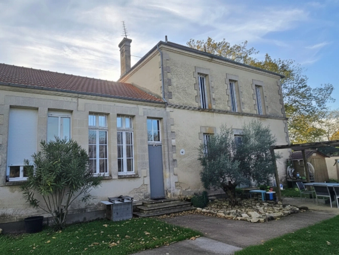 Photos 1 - Prestige - Propriété de trois chambres avec gîte, près de Surgères