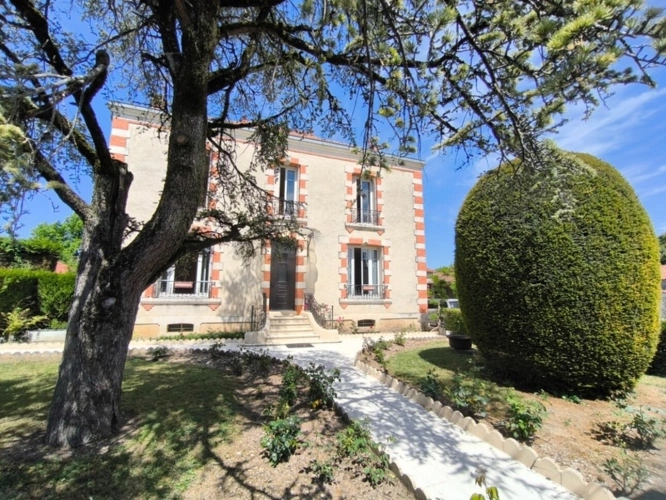 Photos 1 - Prestige - Charme de l'Ancien et volumes Exceptionnels "Maison de Maître à Rénover"