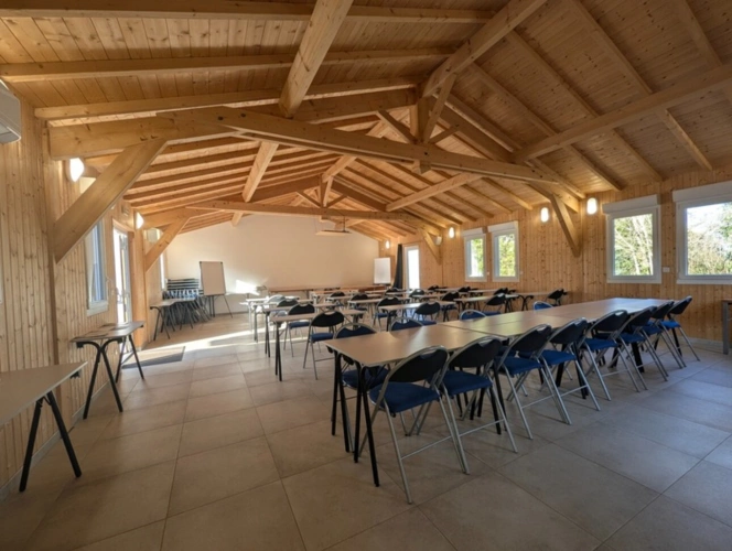 Photos 4 - Touristique - Bâtiment récent avec grande salle de réunion et bureaux